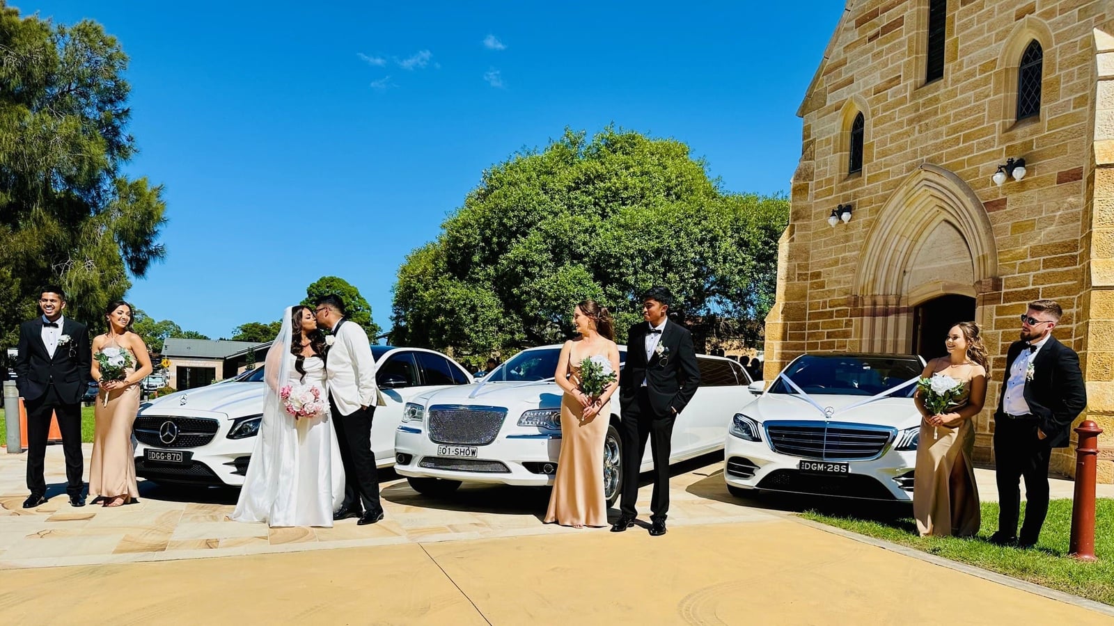 Chrysler limo and mercedes sedans wedding party — Show Limousines