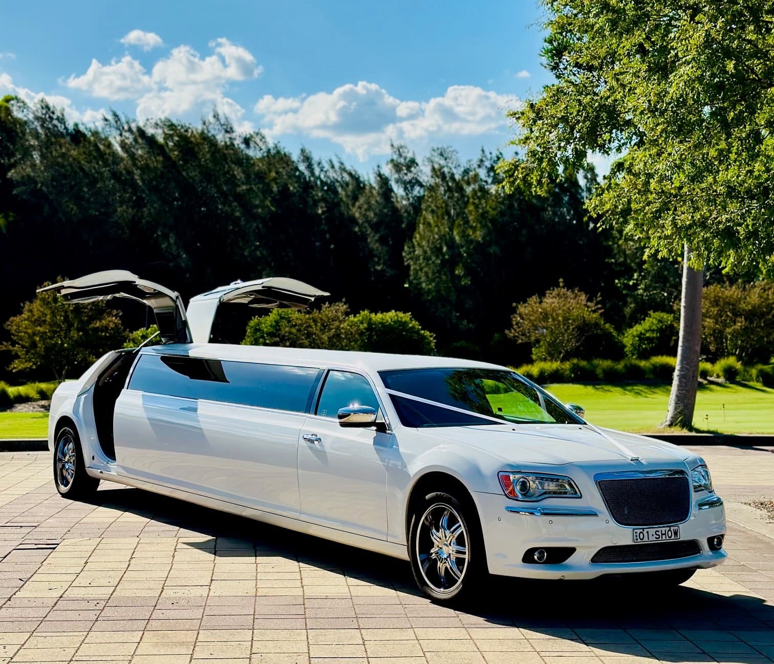 Chrysler super strecth limo gullwing doors — Show Limousines