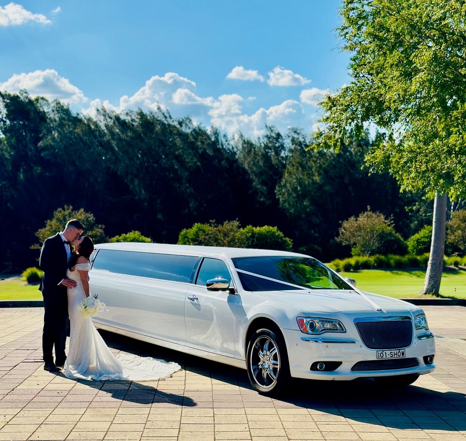 Chrysler super stretch limo wedding couple — Show Limousines